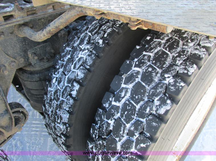 image for item G8916 2007 Freightliner Columbia 120 semi truck