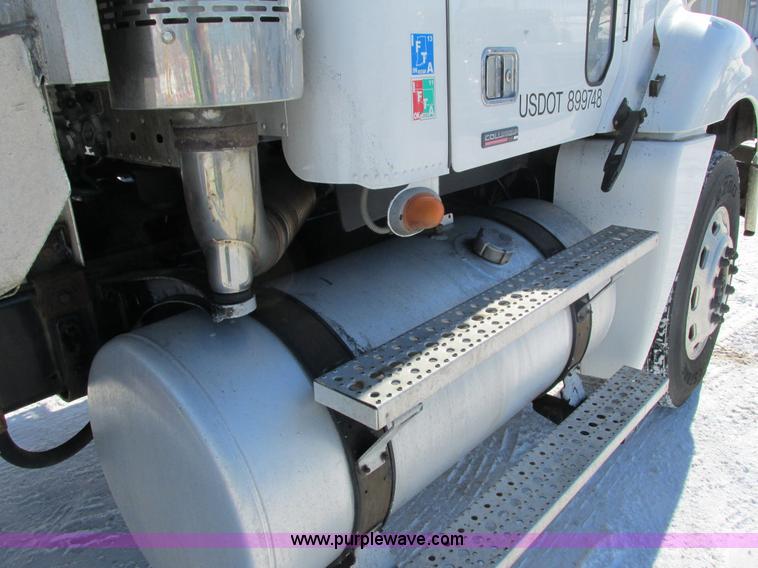 image for item G8916 2007 Freightliner Columbia 120 semi truck