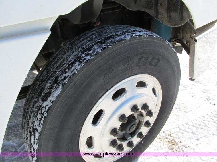 image for item G8916 2007 Freightliner Columbia 120 semi truck