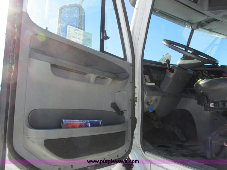 image for item G8916 2007 Freightliner Columbia 120 semi truck