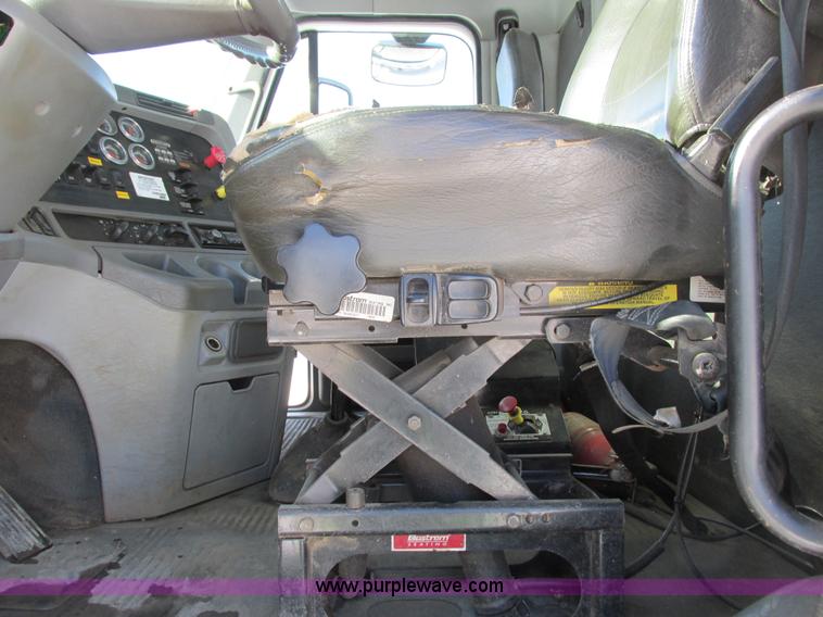 image for item G8916 2007 Freightliner Columbia 120 semi truck