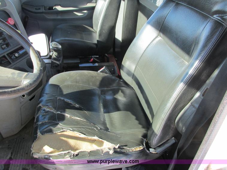 image for item G8916 2007 Freightliner Columbia 120 semi truck