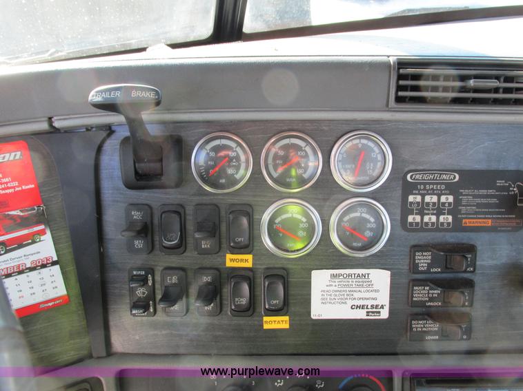 image for item G8916 2007 Freightliner Columbia 120 semi truck