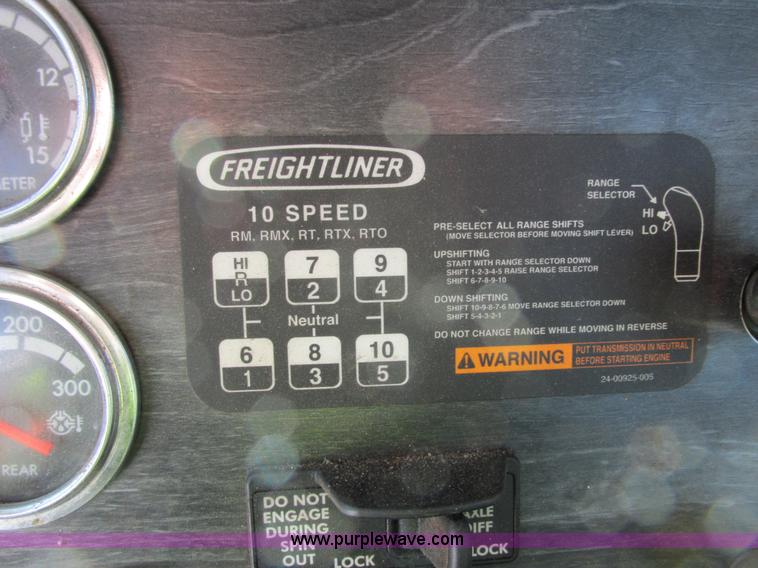 image for item G8916 2007 Freightliner Columbia 120 semi truck