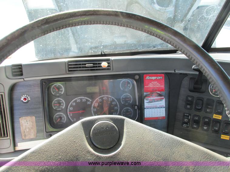 image for item G8916 2007 Freightliner Columbia 120 semi truck