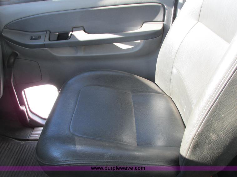 image for item G8916 2007 Freightliner Columbia 120 semi truck