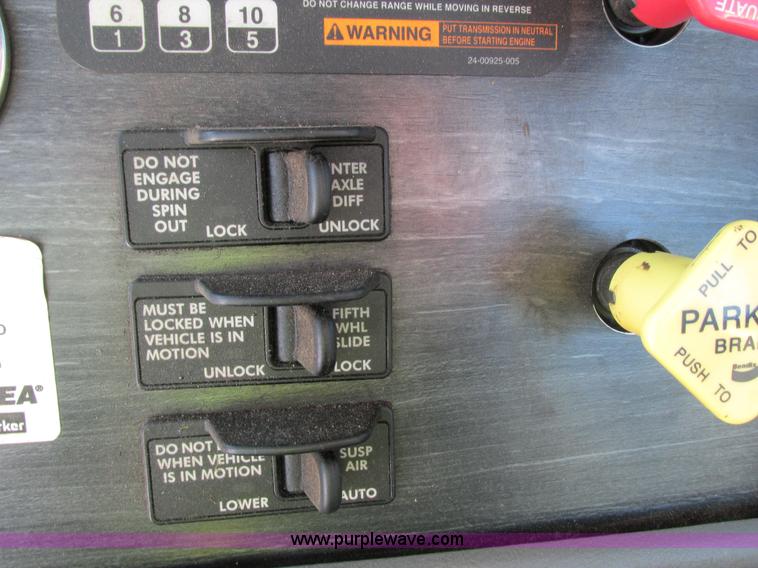 image for item G8916 2007 Freightliner Columbia 120 semi truck