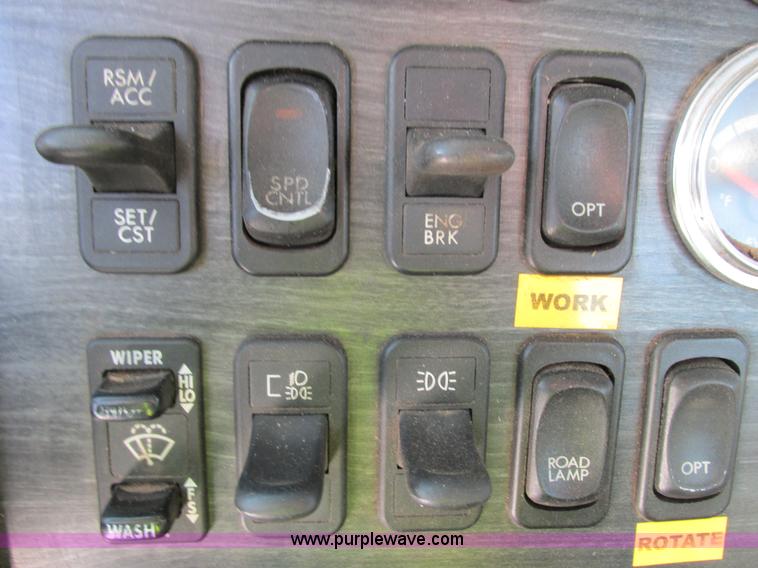 image for item G8916 2007 Freightliner Columbia 120 semi truck