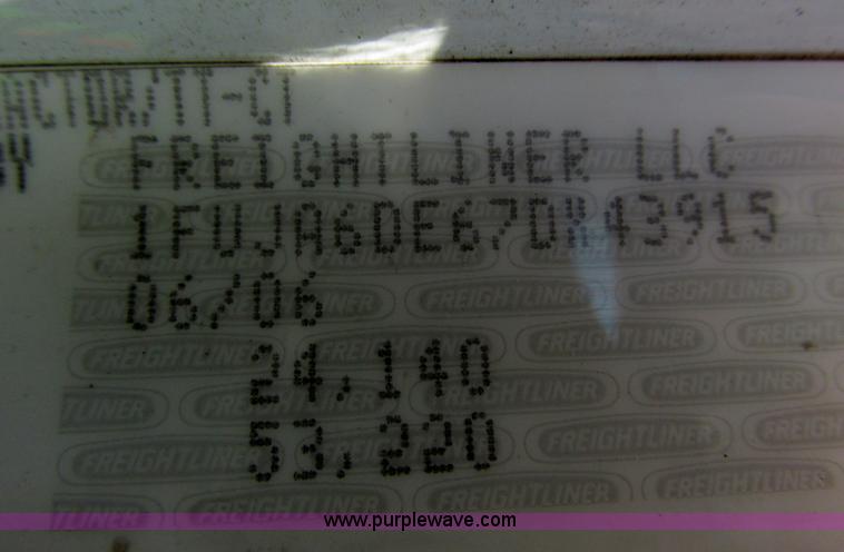 image for item G8916 2007 Freightliner Columbia 120 semi truck