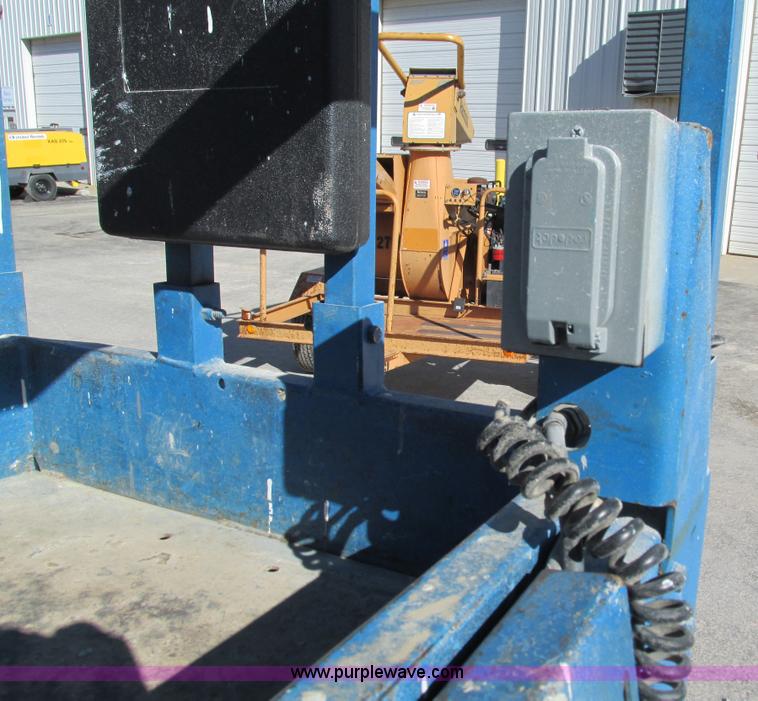 image for item G9367 2007 Genie GS-2632 scissor lift