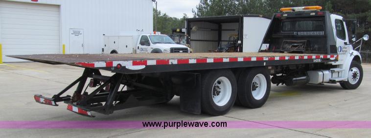 image for item G9554 2006 Freightliner Business Class M2 rollback truck