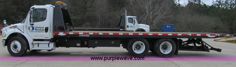 image for item G9554 2006 Freightliner Business Class M2 rollback truck