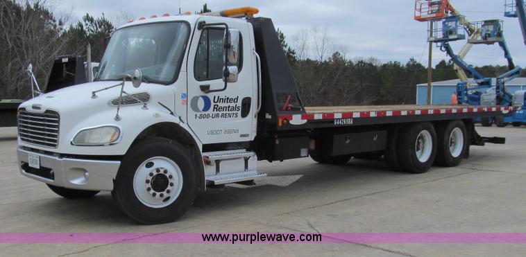 image for item G9554 2006 Freightliner Business Class M2 rollback truck