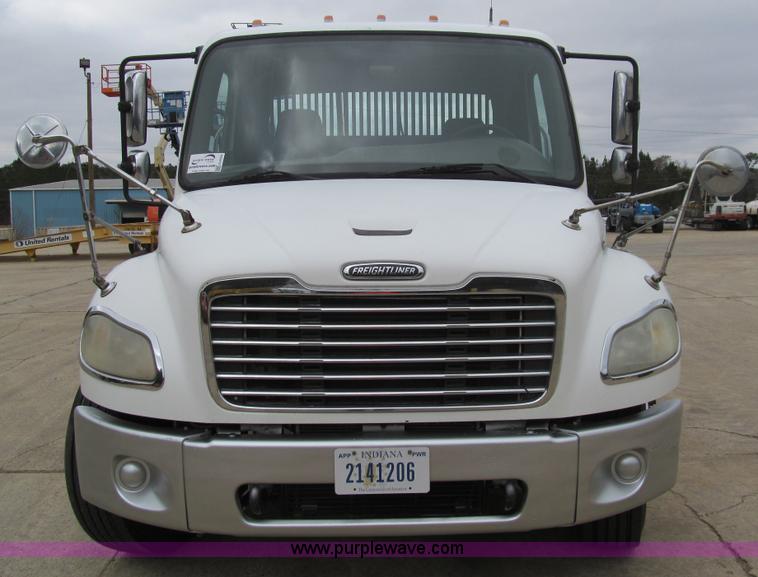 image for item G9554 2006 Freightliner Business Class M2 rollback truck