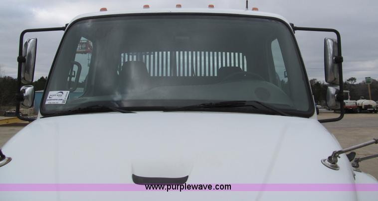 image for item G9554 2006 Freightliner Business Class M2 rollback truck