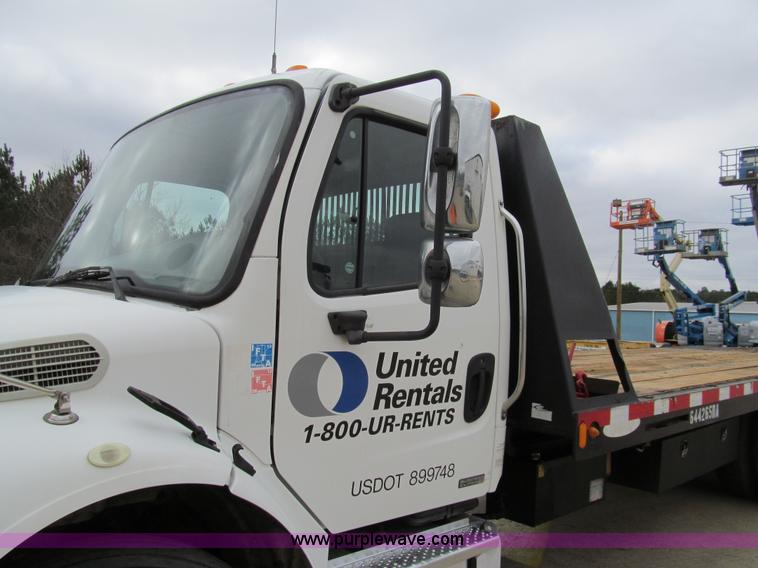 image for item G9554 2006 Freightliner Business Class M2 rollback truck