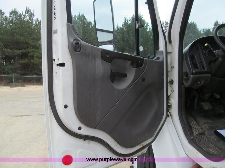 image for item G9554 2006 Freightliner Business Class M2 rollback truck