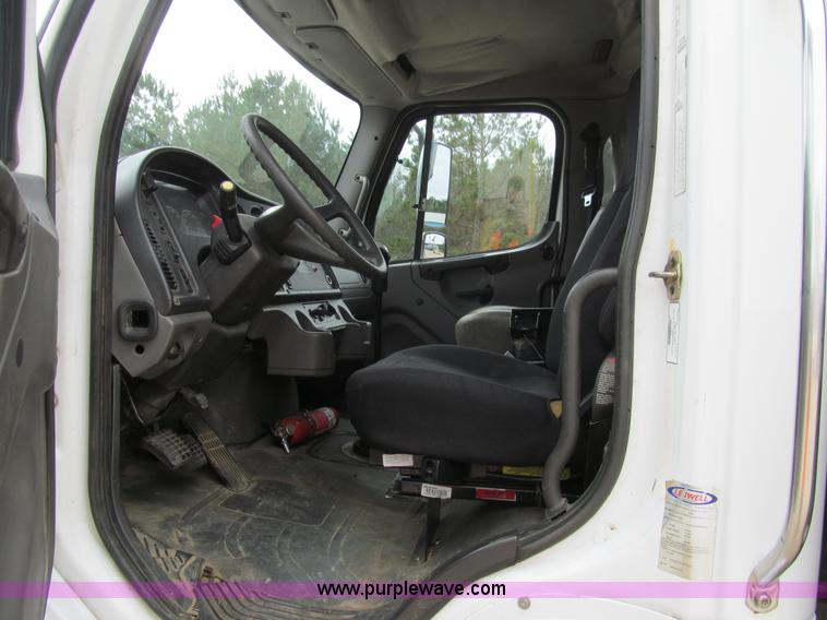 image for item G9554 2006 Freightliner Business Class M2 rollback truck