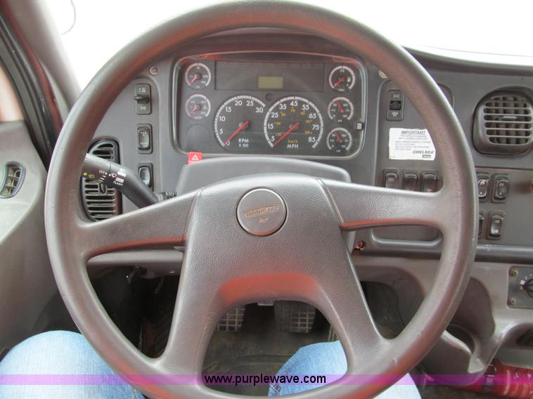 image for item G9554 2006 Freightliner Business Class M2 rollback truck