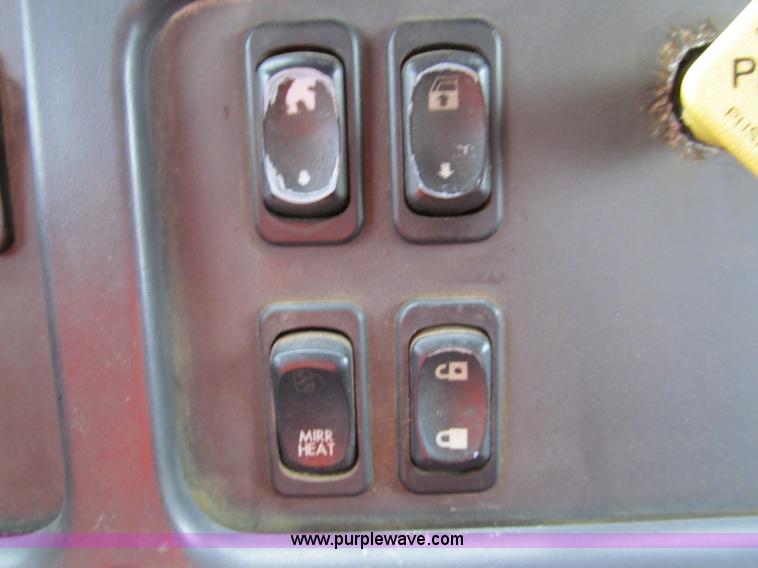 image for item G9554 2006 Freightliner Business Class M2 rollback truck