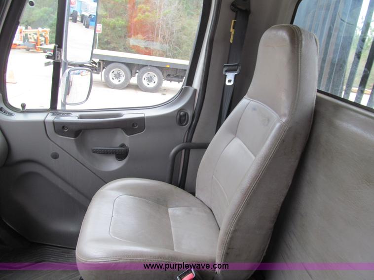 image for item G9554 2006 Freightliner Business Class M2 rollback truck