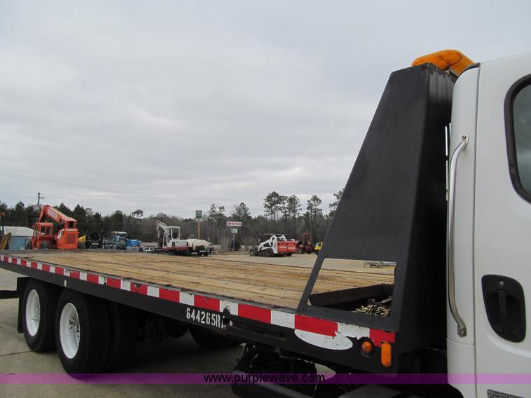 image for item G9554 2006 Freightliner Business Class M2 rollback truck