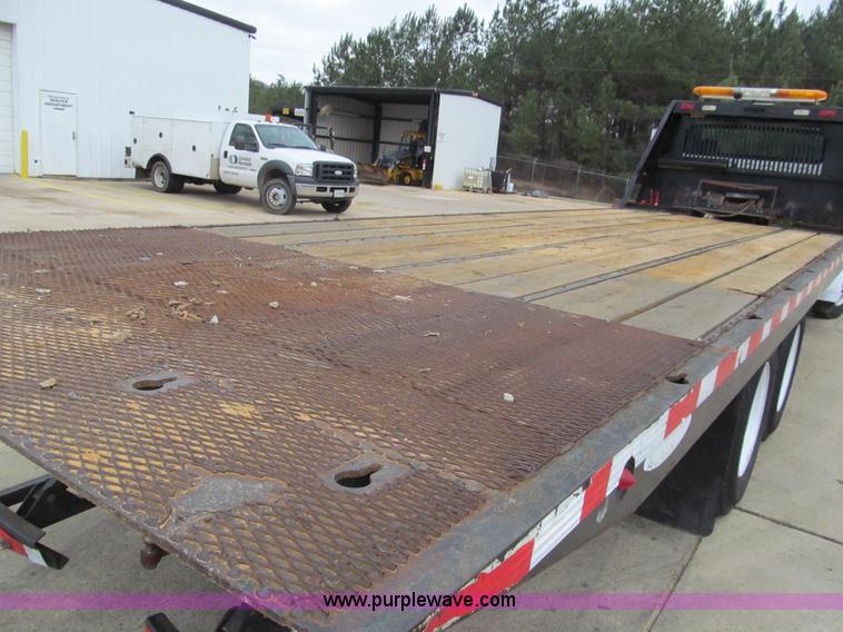 image for item G9554 2006 Freightliner Business Class M2 rollback truck