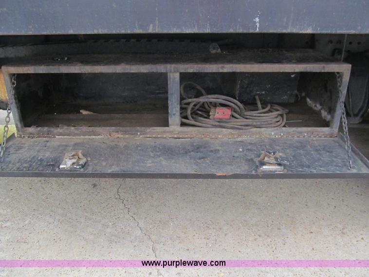 image for item G9554 2006 Freightliner Business Class M2 rollback truck