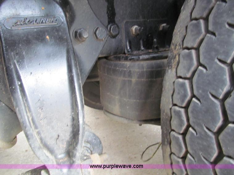 image for item G9554 2006 Freightliner Business Class M2 rollback truck