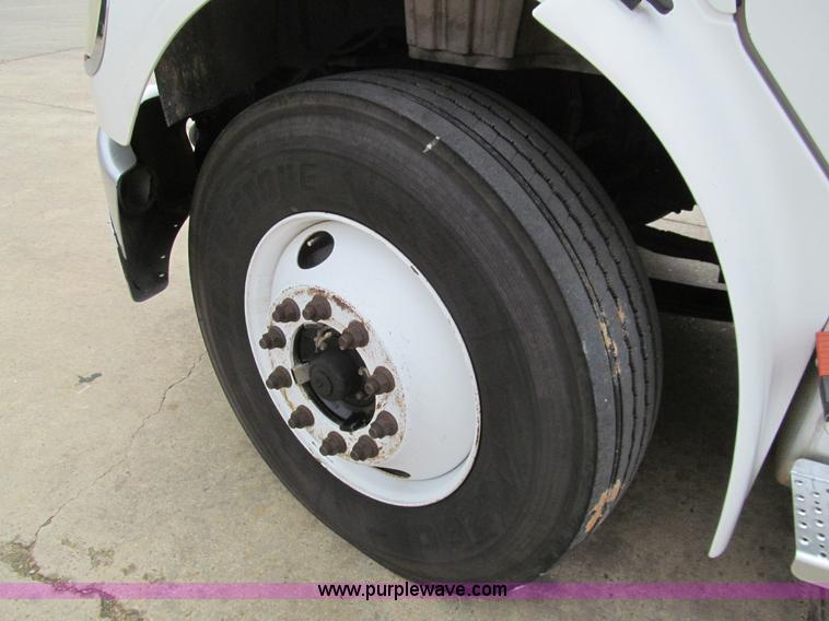 image for item G9554 2006 Freightliner Business Class M2 rollback truck