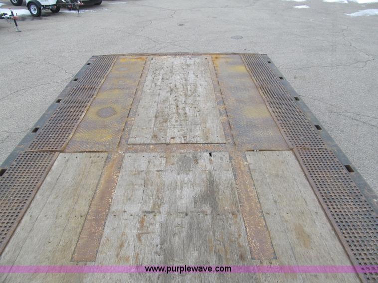 image for item G9558 2006 Trail King TK70HT482 trailer