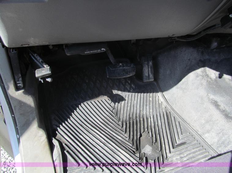 image for item G9566 2004 Ford F450 Super Duty flatbed truck