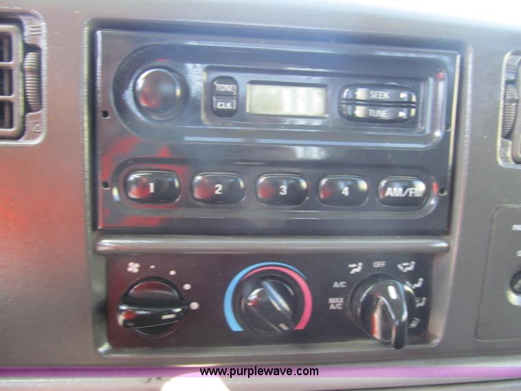 image for item G9566 2004 Ford F450 Super Duty flatbed truck