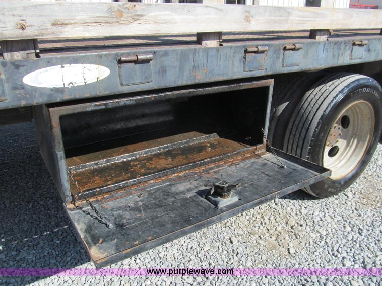 image for item G9566 2004 Ford F450 Super Duty flatbed truck