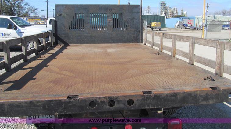 image for item G9566 2004 Ford F450 Super Duty flatbed truck