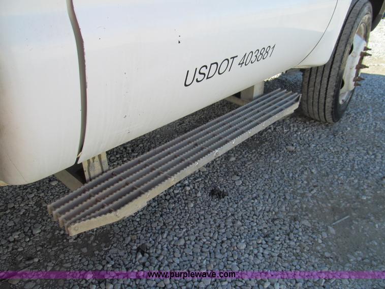 image for item G9566 2004 Ford F450 Super Duty flatbed truck