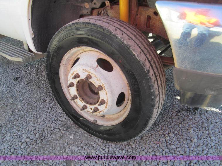 image for item G9566 2004 Ford F450 Super Duty flatbed truck