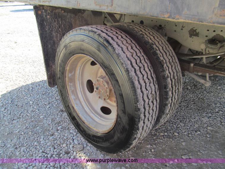 image for item G9566 2004 Ford F450 Super Duty flatbed truck