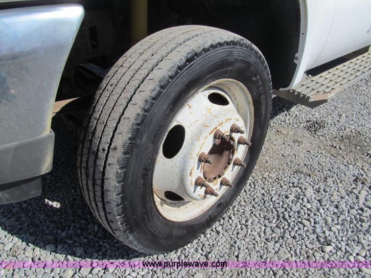 image for item G9566 2004 Ford F450 Super Duty flatbed truck