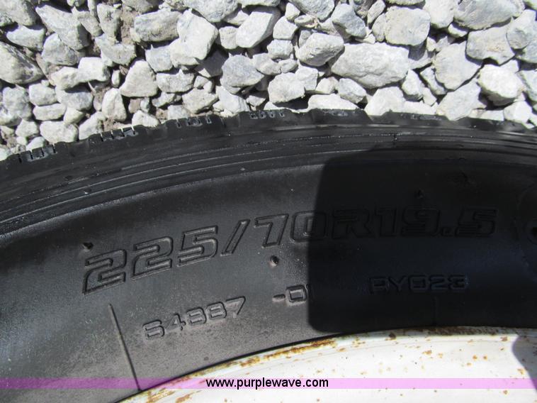 image for item G9566 2004 Ford F450 Super Duty flatbed truck