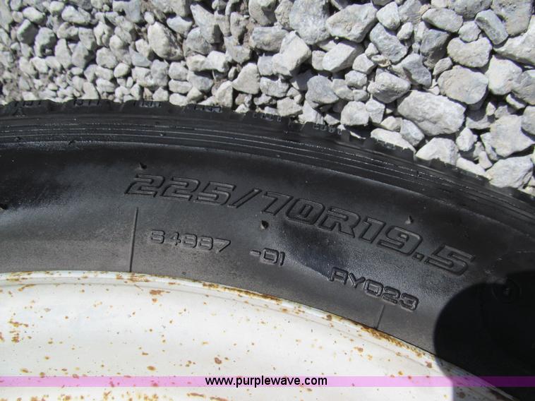 image for item G9566 2004 Ford F450 Super Duty flatbed truck