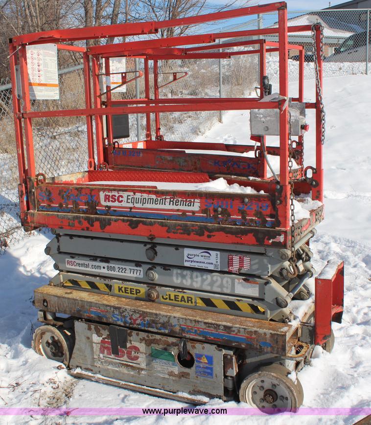 image for item H1340 2006 Skyjack SJ111 3219 electric scissor lift