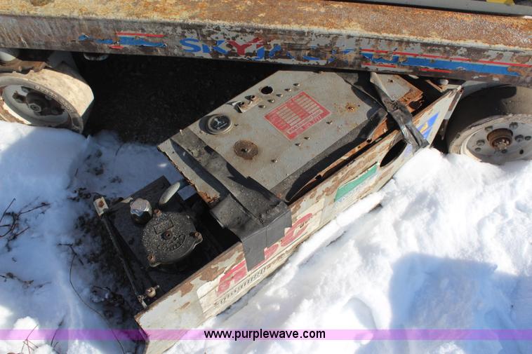 image for item H1340 2006 Skyjack SJ111 3219 electric scissor lift