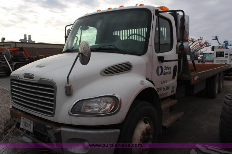 image for item H1377 2007 Freightliner Business Class M2 rollback truck