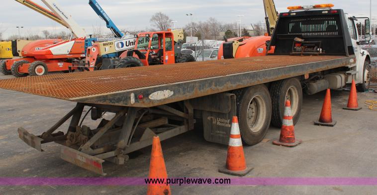 image for item H1377 2007 Freightliner Business Class M2 rollback truck