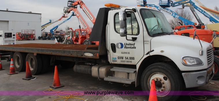 image for item H1377 2007 Freightliner Business Class M2 rollback truck