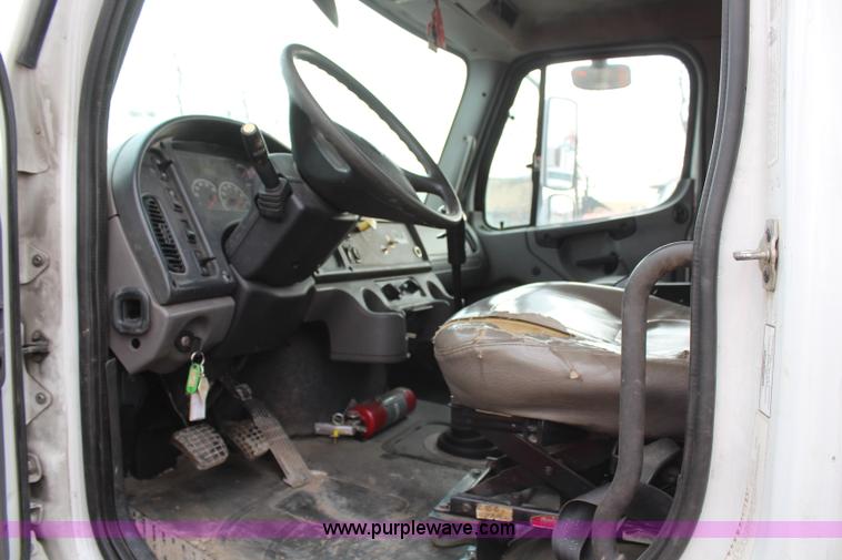 image for item H1377 2007 Freightliner Business Class M2 rollback truck