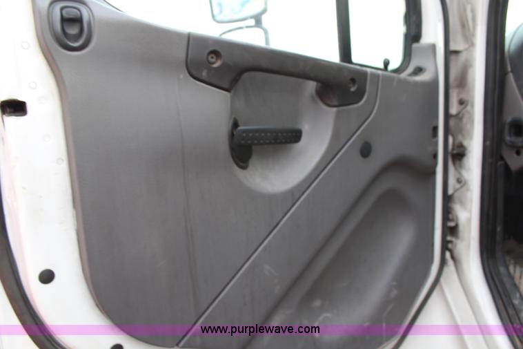 image for item H1377 2007 Freightliner Business Class M2 rollback truck