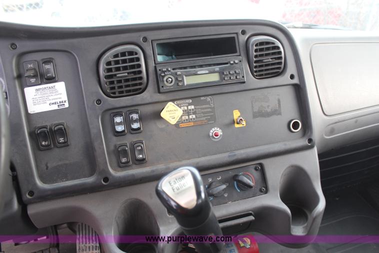 image for item H1377 2007 Freightliner Business Class M2 rollback truck