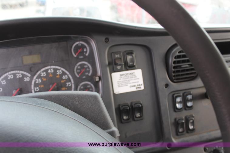 image for item H1377 2007 Freightliner Business Class M2 rollback truck